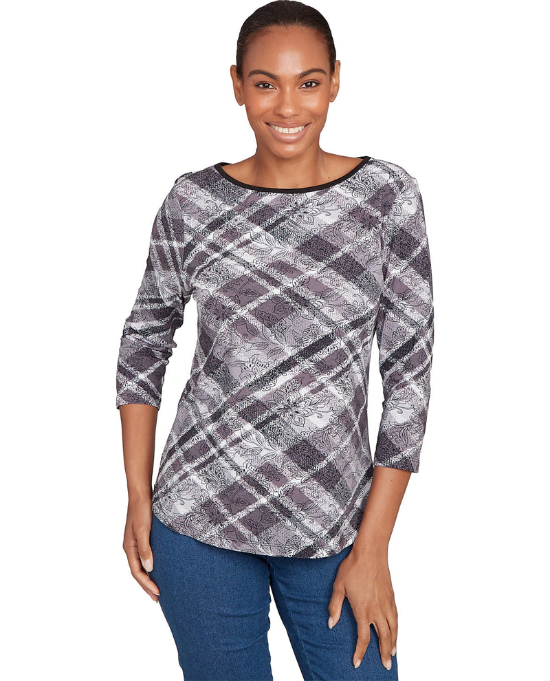 Woman wearing a plaid shirt with 3/4 sleeves on a white background