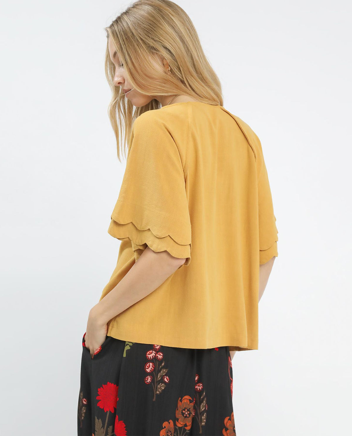 Linen Scallop Solid Ruffle Sleeve Top