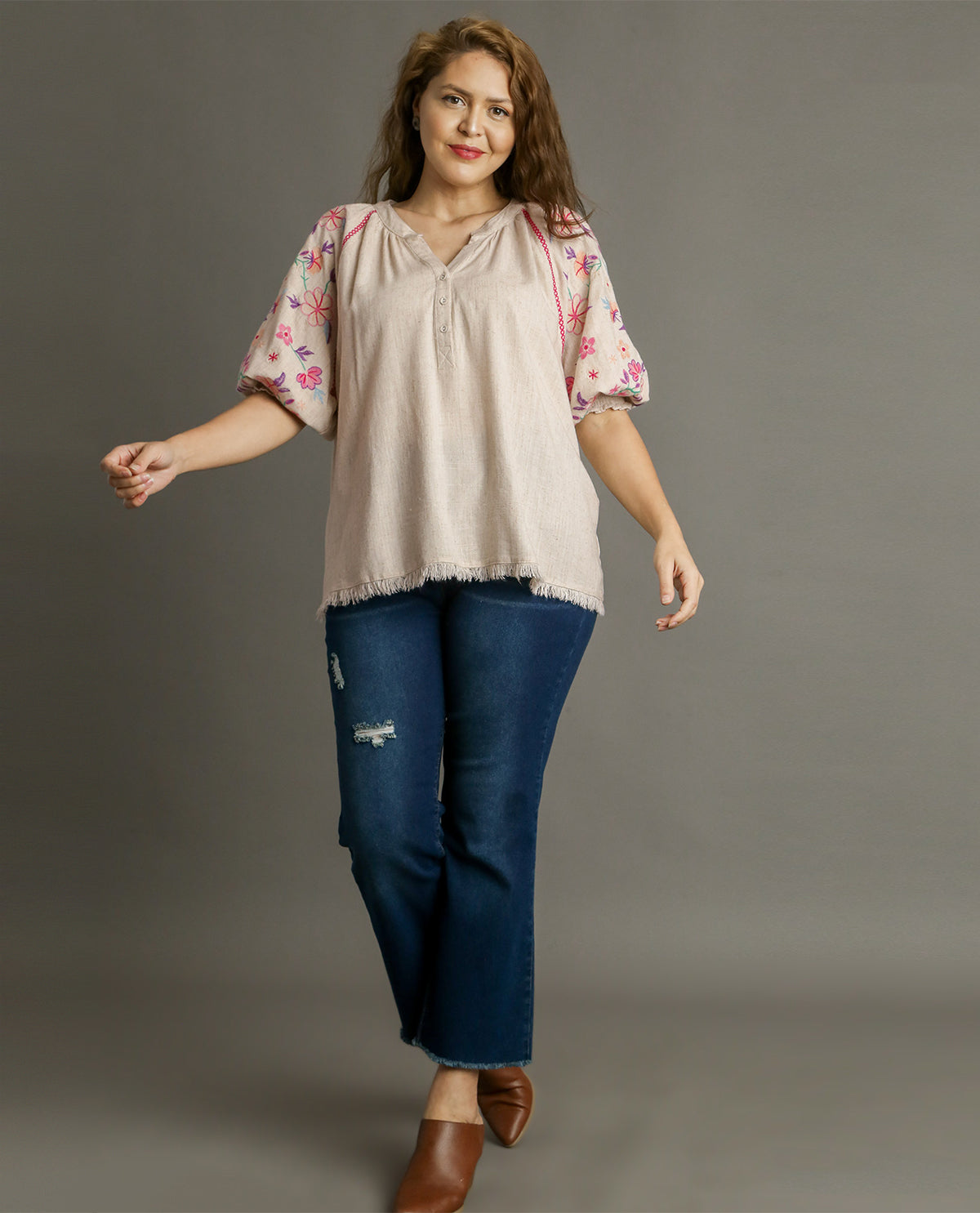PLUS Mid Button-Down Embroidery Sleeve Top